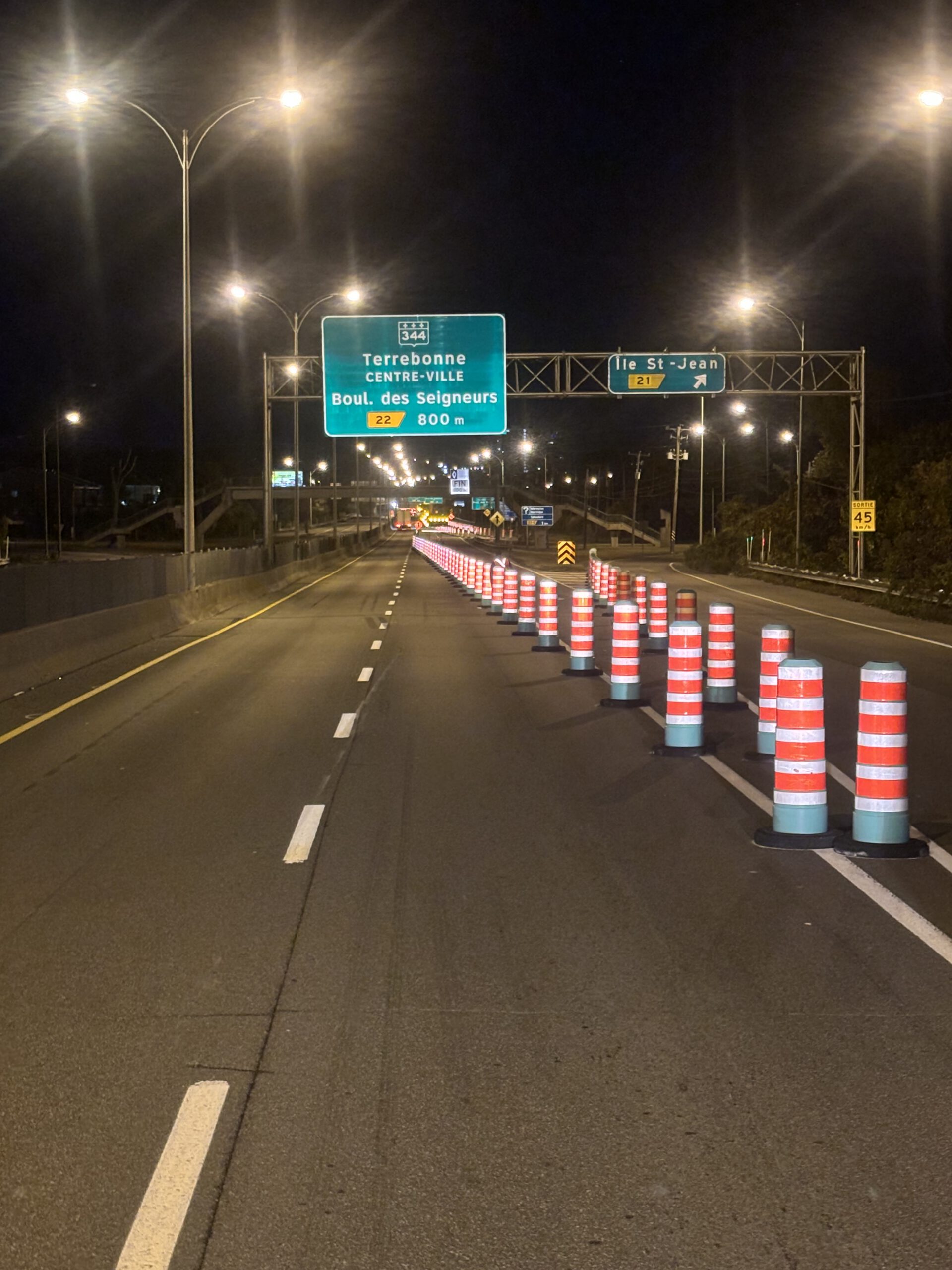 Panneaux de signalisation temporaire et cônes orange sur un chantier de construction à Montréal, par Laplante Signalisation