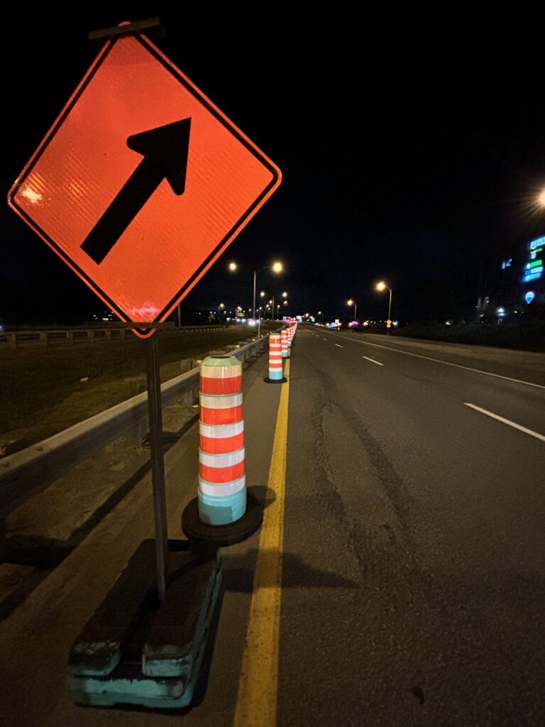 Poteaux et panneaux temporaires de signalisation routière préparés par Laplante Signalisation dans le Grand Montréal