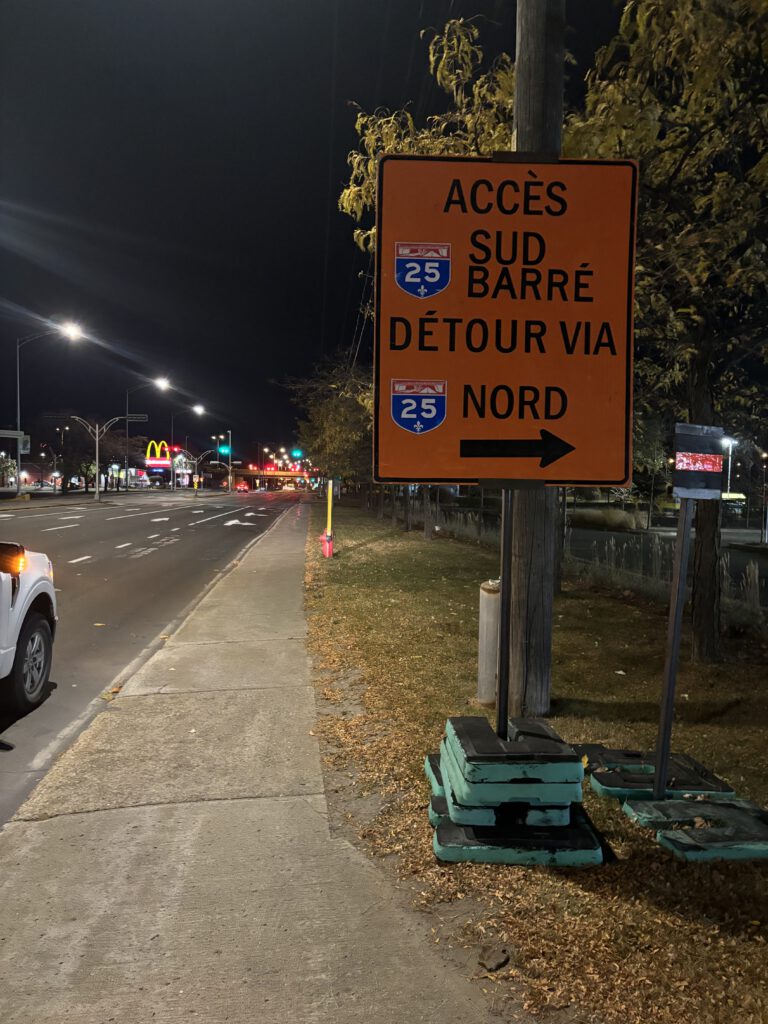 Signalisation de chantier avec déviation dans les rues de Montréal par Laplante Signalisation